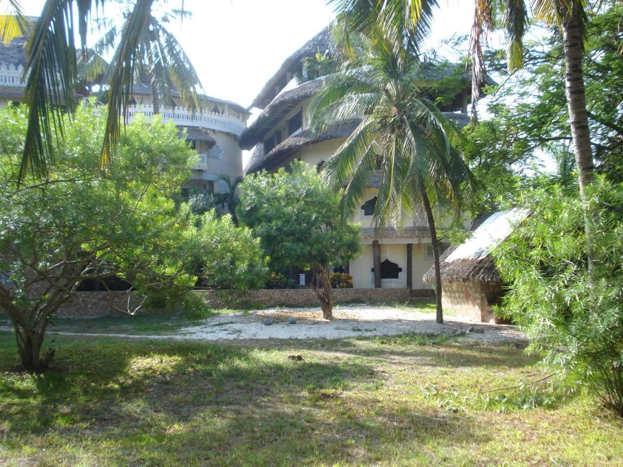 Coconut Village Beach Resort شاطئ دياني المظهر الخارجي الصورة